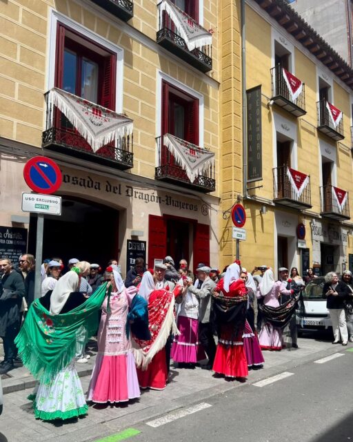 ¡Madrid se viste de gala: San Isidro 2026!
Así nos divertimos, así bailamos y así sentimos nuestra ciudad. ¡Esto es Madrid! 🌹
#SanIsidroLabrador #PhotographyMadrid. #SanIsidro2026 #madridmola #MadridesCultura #fiestasdemadrid #castizo