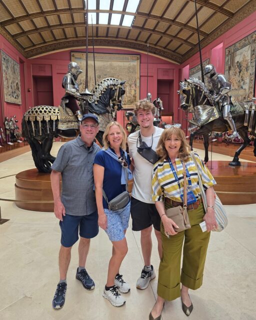 ¡Bienvenidos a la Real Armeria del Palacio de Oriente!
⚔️ Descubre la Real Armería de Madrid, una de las colecciones de armas y armaduras más importantes del mundo. Situada en el Palacio Real, acaba de reabrir sus puertas tras una espectacular renovación integral.
En su interior te esperan las armaduras reales y piezas originales que Carlos V y Felipe II vistieron en batallas históricas.
¡Un viaje imprescindible al corazón de la historia! 🏛️✨
#Madrid #visitasprivadas
#RealArmeria#PalacioRealDeMadrid#MadridTurismo#PatrimonioNacional#MadridSecreto
#HistoriaDeEspaña#ArmadurasReales#MuseosMadrid#ArteEHistoria#TurismoCultural #MadridGrafias#DescubreMadrid#ViajarPorEspaña#QueHacerEnMadrid