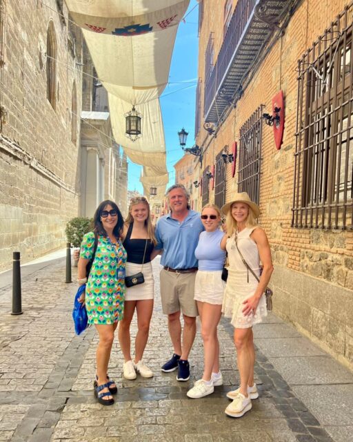 ¡Toledo está espectacular estos días!😍
🎯Las calles decoradas para el Corpus y el ambiente en toda la ciudad hacen que sea uno de los mejores momentos del año para visitarla.
‼️Además, este año se celebran los 800 años del inicio de la construcción de la Catedral Primada de Toledo. Historia, tradición y una ciudad más bonita que nunca. #toledo #corpustoledo2026 #toledoturismo #catedraltoledo800años