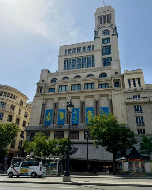 😎¿Buscas un plan diferente para escapar del calor en Madrid?
🎯 Descubre el Refugio Climático del Círculo de Bellas Artes, un espacio gratuito y fresco donde jugar con los niños, descansar, leer o hacer una pausa durante las horas de más calor.
🫵 Tanto si eres madrileño como si visitas la ciudad, es una forma diferente de disfrutar de uno de los edificios más emblemáticos de Madrid. Y ya que estás allí, aprovecha su cafetería, sus exposiciones y su espectacular terraza con vistas a la ciudad. #madridespaña #madridcity #madrid #madridspain #refugioclimaticocirculobellasartes #refugioclimático #summerinmadrid #circulodebellasartes #climaterefugees