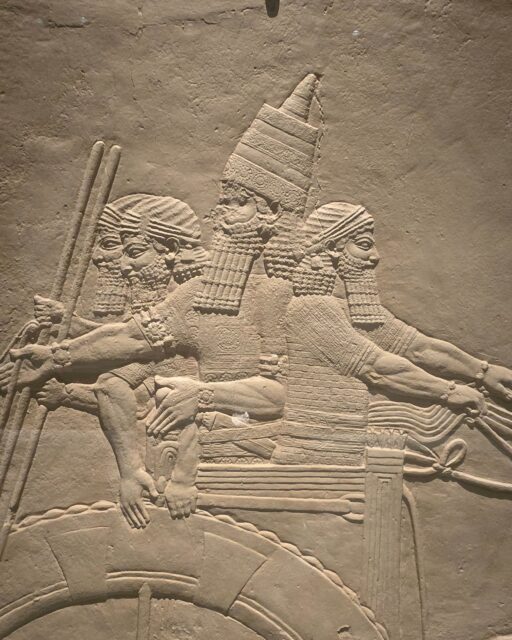 🏛️ ¡Viaja al corazón de la antigua Mesopotamia sin salir de Madrid!
🦁CaixaForum Madrid te invita a descubrir «Soy Asurbanipal, rey del mundo, rey de Asiria», una exposición impresionante, organizada junto al British Museum.
Podrás explorar la vida del último gran emperador asirio, guerrero implacable y el creador de la gran biblioteca de Nínive, a través de unas 150 obras de una gran calidad.
Nosotras nos hemos quedado reealmente impresionadas por la calidad y la cantidad de las obras expuestas : pájaros volando, un jabalí que camina entre los maizales, los asirios guerreando, la sensación de velocidad que te transmite... Todo ese mundo de entre los años 669 a. C. hasta c. del 631 a. C, años en los Asurbanipal gobernó.
No te lo pienses. Acaba el 4 de octubre.
🎟️#CaixaForumMadrid #Asurbanipal #Arqueologia #CulturaMadrid #Mesopotamia #MadridAgenda #BritishMuseum #HistoriaAntigua