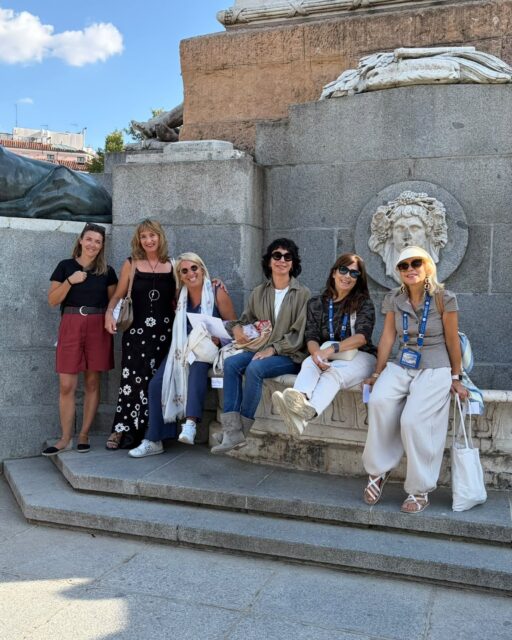 Esta semana estuvimos realizando un paseo por el Madrid del Siglo de Oro para un grupo de 150 personas.
La organizadora del evento, Fatima, de Madrid from my Heart, @madridfmheart contó con nosotras para esta experiencia inmersiva , con excelentes actores que salian a nuestro encuentro en distintos punto de la visita.
Y todo ello, bajo la luz dorada del otoño madrileño.
¡Todo un éxito!
#madrid #privatetours #madridspain #madridconguiaoficial #MadridesCultura #madridmola #GuíasOficiales #tailorpremiumtoursmadrid #enjoymadrid #Madrid #visitasprivadas