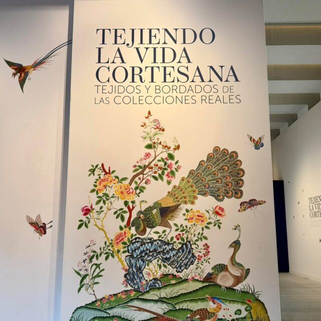 ¡Últimos días para visitar “Tejiendo la vida cortesana”!
🎯Hasta el 12 de octubre puedes ver en la Galería de las Colecciones Reales una exposición fantástica que no te puedes perder.
‼️Vestidos, cunas, camas, tronos, bañeras, cortinas… Piezas de una calidad extraordinaria que te trasladan a la vida cotidiana de la corte.
#coleccionesreales #galeriacoleccionesreales #madridtravelprivatetours #coleccionesrealesespañolas🎨 #coleccionesrealesespañolas🎨