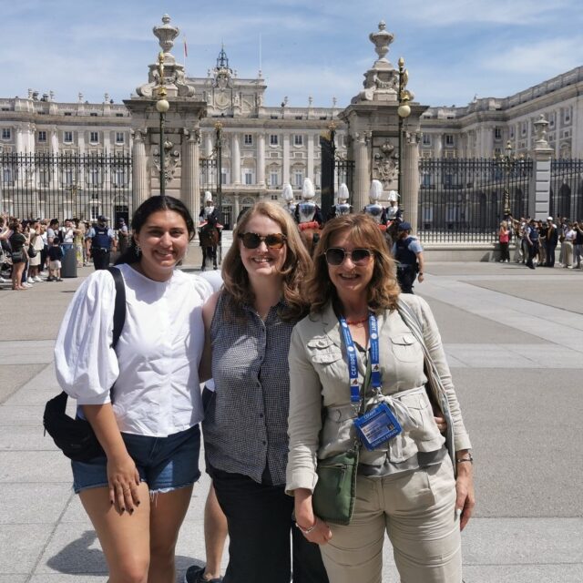 El Solemne Cambio de la Guardia en el Palacio Real de Madrid
Se celebra el primer miércoles de cada mes y participan más de 400 efectivos y 100 caballos en la Plaza de la Armería. Es un espectáculo gratuito de casi una hora de duración que recrea la tradición militar de los reinados de Alfonso XII y Alfonso XIII con un desfile histórico y un concierto final de la Unidad de Música.
El pasado miércoles, nos pilló en Palacio y ¡nuestras clientes disfrutaron de lo lindo!
¡Pocos paises pueden disfrutar de un escenario tan bello donde acoger a sus invitados de Estado!
#madrid #privatetours #madridspain #madridconguiaoficial #MadridesCultura #museos #TurismoCultural #tailorpremiumtoursmadrid #enjoymadrid #Madrid #coleccionesrealesespañolas#palaciorealmadrid#patrimonionacional#royalsitesspain