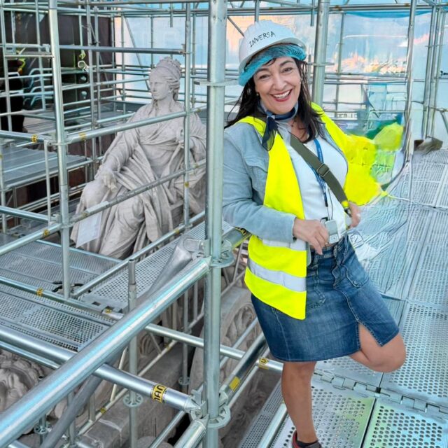 🎯Queremos compartir el enorme privilegio de visitar muy de cerca los trabajos de restauración de uno de los símbolos de Madrid, la Fuente de la Cibeles.
‼️Ha sido emocionante ver cómo cada grieta, cada relieve y cada detalle están siendo restaurados para que la diosa luzca impecable a partir de noviembre. Ya falta muy poco!!!
📍 Descubre los secretos de Madrid con guías oficiales. Mil gracias a nuestra asociación @apit_madrid 😍