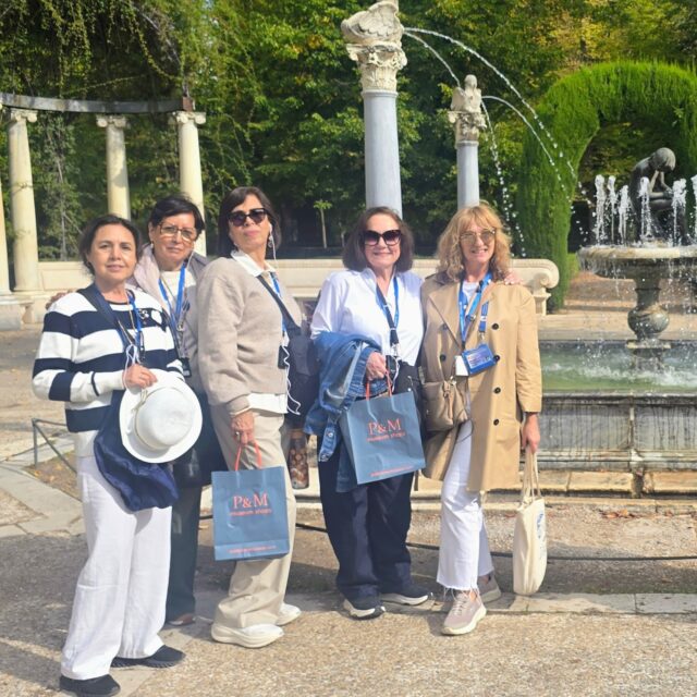 Esta semana visitamos el Real Sitio de Aranjuez con la simpática familia Hernández, de México.

Su parterre acaba de volver a como eran en el siglo XVIII, tras un exahustivo estudio e intervención.

¡Nos encontramos con el rodaje de Woody Allen!, ya que Aranjuez es uno de los escenarios elegidos para su nueva película que está rodando estos meses, en Madrid.
¡Perfecto plan de otoño!